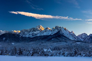 Tarvisio 'da dondurucu kış günbatımı, Friuli Venezia Giulia, İtalya