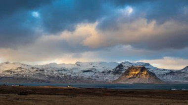 Kirkjufell, Grundarfjrur, İzlanda Soğuk bir yürüyüş gününde 