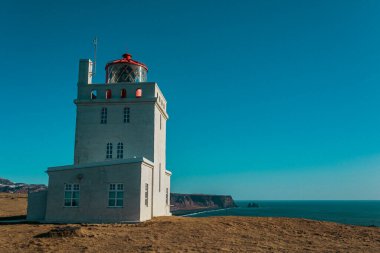 Boş gökyüzü, soğuk ve rüzgarlı Dyrholaey yarımadasında Mart günü