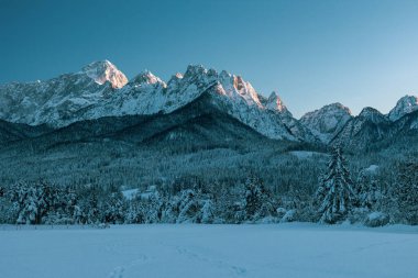 Tarvisio 'da dondurucu kış günbatımı, Friuli Venezia Giulia, İtalya