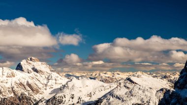 Güzel İtalyan dolomitleri bir kış gününde