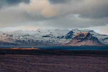İzlanda soğuk bir yürüyüş gününde