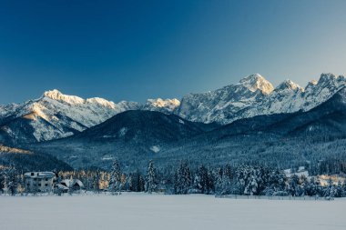 Tarvisio 'da dondurucu kış günbatımı, Friuli Venezia Giulia, İtalya