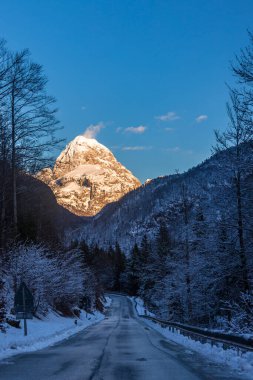 Tarvisio 'da dondurucu kış günbatımı, Friuli Venezia Giulia, İtalya
