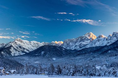 Tarvisio 'da dondurucu kış günbatımı, Friuli Venezia Giulia, İtalya