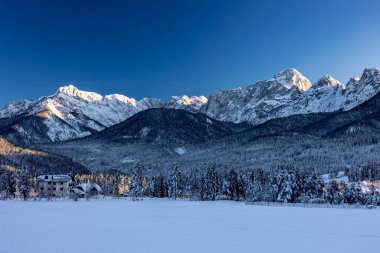 Tarvisio 'da dondurucu kış günbatımı, Friuli Venezia Giulia, İtalya