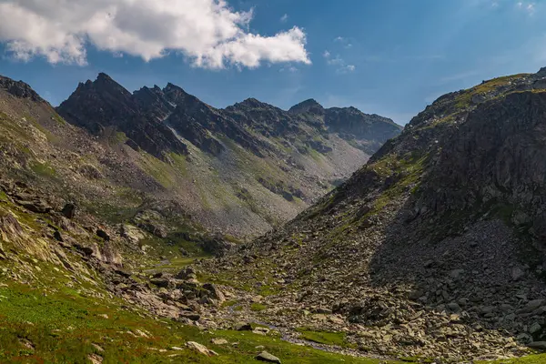 Rutor grubunun dağlarında yaz yürüyüşü günü, La Thuile