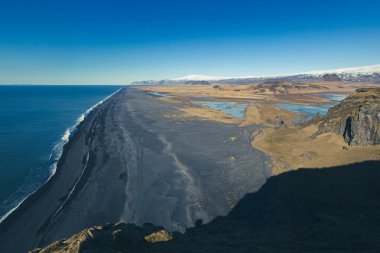 Boş gökyüzü, soğuk ve rüzgarlı Dyrholaey yarımadasında Mart günü