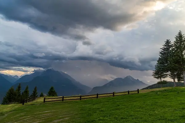 Pôr Sol Verão Com Uma Tempestade Aproximando Nas Montanhas Valle Imagens Royalty-Free