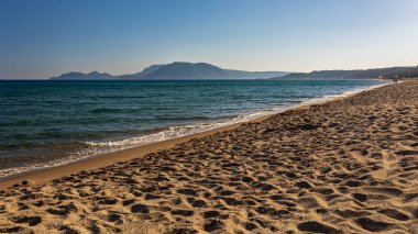Kos Adası 'ndaki sahilde güzel bir öğleden sonra.