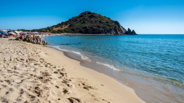 Cala Monte Turno 'da yaz günü, Sardegna' nın güneydoğusunda güzel bir körfez.