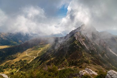 İtalya 'nın Friuli-Venezia Giulia Alplerinde Ekim ayındaki sisli bir gün.