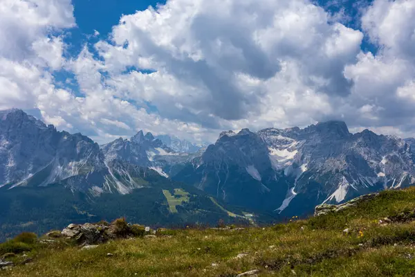 Sesto, Trentino Alto-Adige, İtalya Dolomiti 'sinde güneşli bir gün