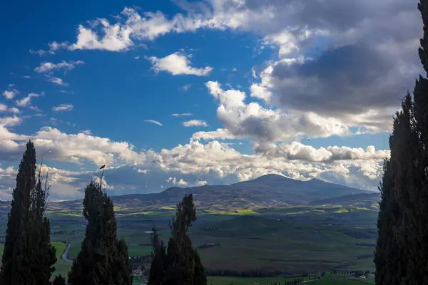 Die Felder Der Toskana Einem Schönen Frühlingstag lizenzfreie Stockfotos