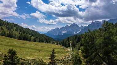 Sesto, Trentino Alto-Adige, İtalya Dolomiti 'sinde güneşli bir gün