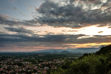 İtalya 'nın Friuli Venezia-Giulia kırlarında fırtınalı bir akşamda gün batımı