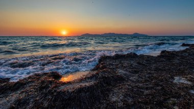Kos Adası 'ndaki sahilde güzel bir öğleden sonra.