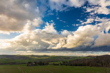 Tuscany 'nin tarlaları güzel bir bahar gününde