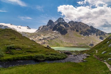 Rutor grubunun dağlarında yaz yürüyüşü günü, La Thuile