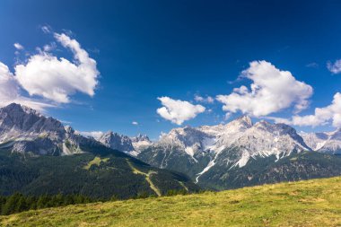 Sesto, Trentino Alto-Adige, İtalya Dolomiti 'sinde güneşli bir gün