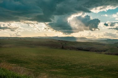Tuscany 'nin tarlaları güzel bir bahar gününde