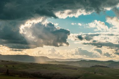 Tuscany 'nin tarlaları güzel bir bahar gününde