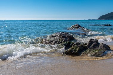 Cala Monte Turno 'da yaz günü, Sardegna' nın güneydoğusunda güzel bir körfez.