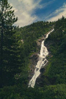 Rutor grubunun dağlarında yaz yürüyüşü günü, La Thuile
