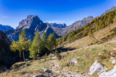 İtalya 'nın Friuli Venezia-Giulia Alplerinde güneşli bir sonbahar günü