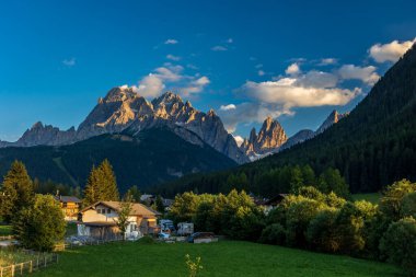 Sesto, Trentino Alto-Adige, İtalya Dolomiti 'sinde güneşli bir gün