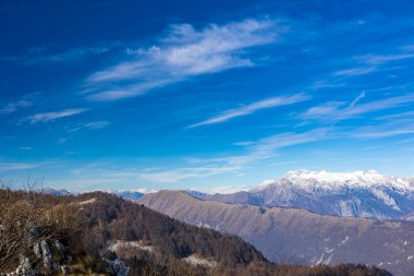 Gökteki bulutlar Mactajur Dağı 'nın üstünde, friuli venezia-giulia, İtalya