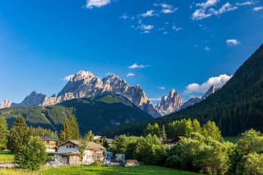 Sesto, Trentino Alto-Adige, İtalya Dolomiti 'sinde güneşli bir gün
