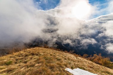 Ekim ayında Forni di Sopra dağlarında yürüyüş, Friuli-Venezia Giulia.