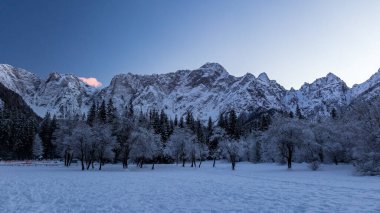 Fusine, Friuli Venezia Giulia, İtalya göllerinde dondurucu kış günbatımı