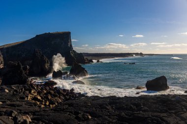 Soğuk bir yürüyüş gününde İzlanda 'nın güzel kıyıları