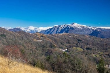 Gökyüzündeki bulutlar Preali Giulie dağlarının üzerinden, Friuli venezia-giulia, İtalya