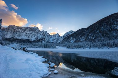 Fusine, Friuli Venezia Giulia, İtalya göllerinde dondurucu kış günbatımı