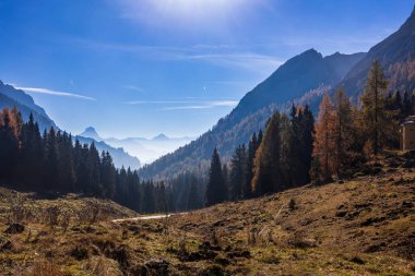 Friuli-Venezia Giulia, İtalya 'nın Alplerinde güneşli bir Ekim günü