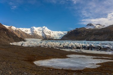 Soğuk bir yürüyüş gününde İzlanda 'da Svinafellsjokull