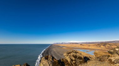 Boş gökyüzü, soğuk ve rüzgarlı Dyrholaey yarımadasında Mart günü