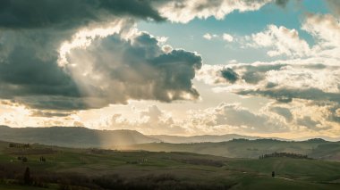 Tuscany 'nin tarlaları güzel bir bahar gününde