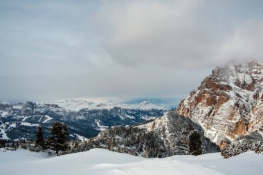 İtalyan Alplerinde kar taşıyan bulutlar