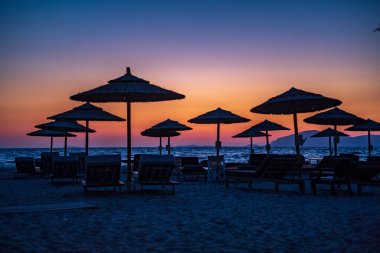 Kos Adası 'ndaki sahilde güzel bir öğleden sonra.