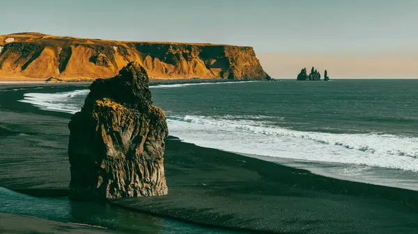 Boş gökyüzü, soğuk ve rüzgarlı Dyrholaey yarımadasında Mart günü