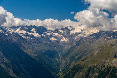 Gran Paradiso 'nun önündeki güzel vadi Bir yaz günü