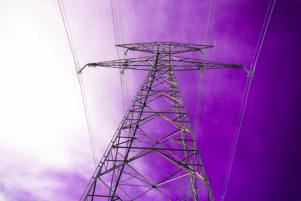 空を背景にした高電圧送電線 — ストック写真