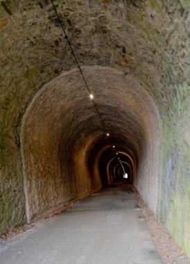 Şehirdeki eski taş tünel. 