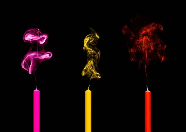 Três Velas Extintas Wtih Fumaça Colorida — Fotografia de Stock