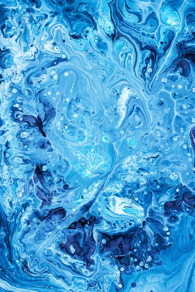 自由流动的蓝色和白色丙烯酸涂料 随机波浪和卷曲 大理石背景或质地摘要 — 图库照片