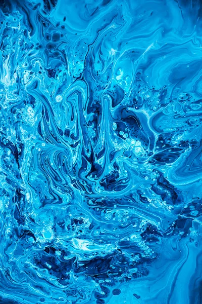 유유히 흐르는 푸른색 아크릴 페인트 무작위의 파도와 대리석의 배경이나 — 스톡 사진